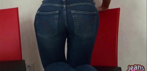  Check out my 18yo ass in these skin tight jeans